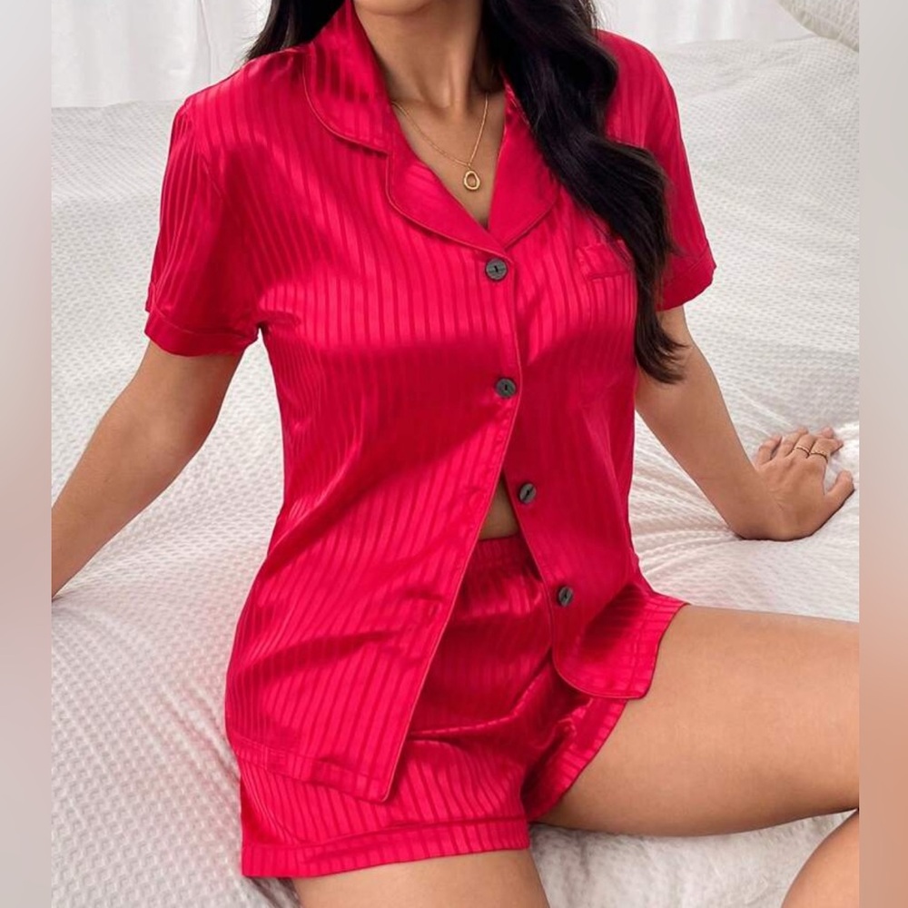 Red Silk Striped Pajama Set for Valentine’s &/or Christmas ✨
NON- stretch